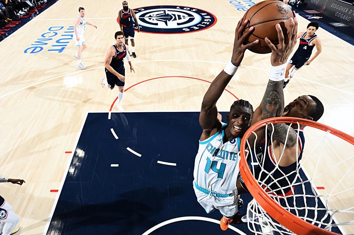 v体育-本来是一名可靠的蓝领中锋！结果快船就这样白白将他送到了黄蜂？