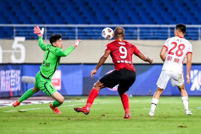 v体育-【中超】儒尼奥尔替补双响 亚泰2比1胜海港赛区登顶